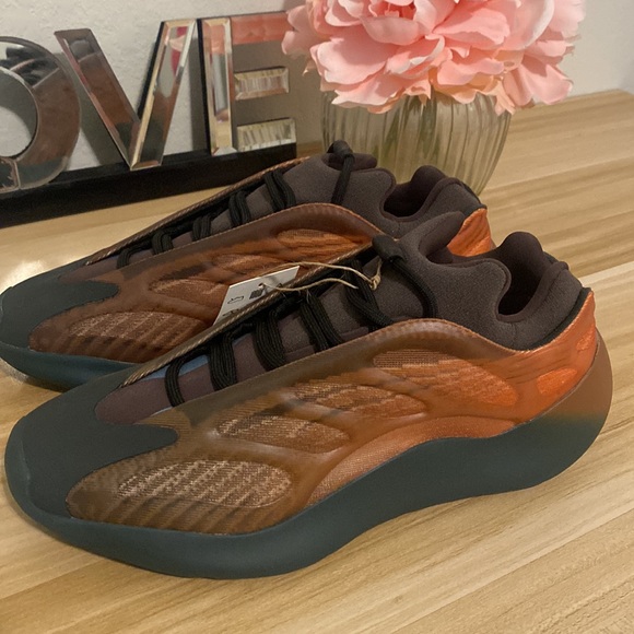 🚨🚨NEW YEEZY 700🚨🚨 size 9.5 - Picture 3 of 7